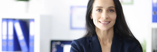 Porträt einer lächelnden Geschäftsfrau in ihrem Büro — Stockfoto