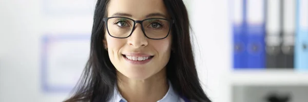 Портрет усміхненого лікаря в окулярах в медичному кабінеті — стокове фото