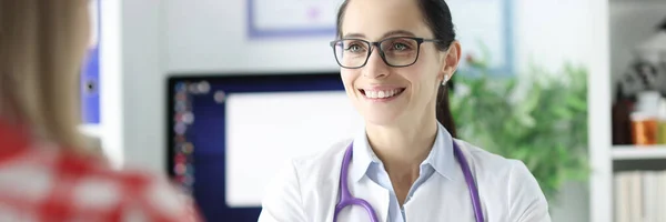 Χαμογελώντας πορτρέτο του γιατρού σε γυαλιά διεξάγει ένα ραντεβού με τον ασθενή — Φωτογραφία Αρχείου
