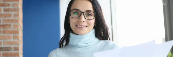 Vrouw met bril heeft documenten in functie — Stockfoto