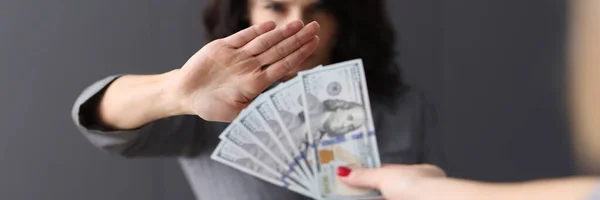 Mujer hace gesto negativo por el dinero extendido a ella —  Fotos de Stock