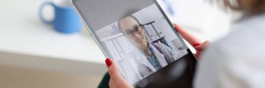 Kadın doktorlara internet üzerinden danışmanlık yapıyor