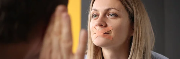 Woman with sealed mouth is trying to say something to man — Stock Photo, Image