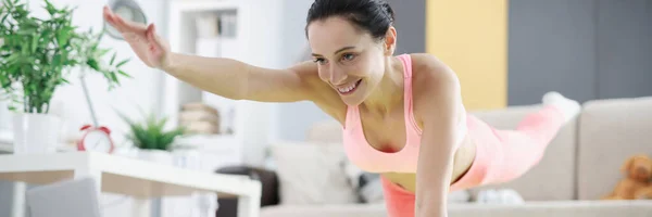 Žena dělá vyvážení cvičení doma detailní up — Stock fotografie