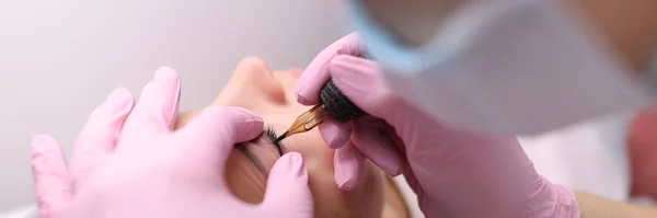 Master performs permanent make-up of eyelids closeup — Stock Photo, Image