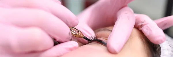 Maestro realiza maquillaje permanente en los párpados haciendo flecha decorativa — Foto de Stock