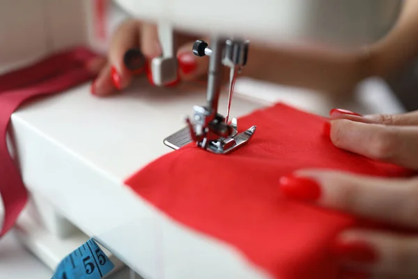 Primer plano de la señora modista que trabaja en la máquina de coser —  Fotos de Stock