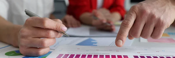 Team von Geschäftsleuten studiert Finanzdiagramme im Büro — Stockfoto