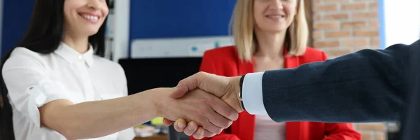 Erfolgreiche Geschäftsleute per Handschlag im Amt — Stockfoto