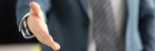 Man in zakenpak geeft zijn hand voor handdruk close-up — Stockfoto