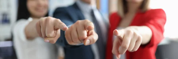 Framgångsrika affärspartner pekar finger framför dem närbild — Stockfoto