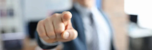 Hombre de traje de negocios señalando con el dedo delante de él de cerca — Foto de Stock