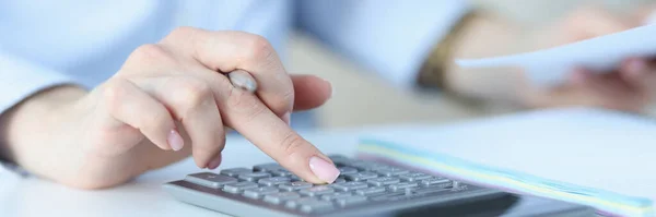 女性手握笔，在计算器上按数字 — 图库照片