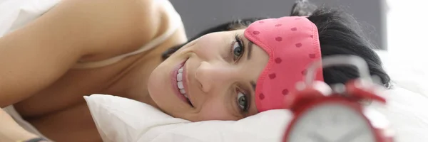 Jeune femme couchée au lit portant un masque de sommeil — Photo