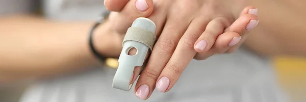 Ortesi ortopedica che fissa le articolazioni del primo piano del dito della mano — Foto Stock