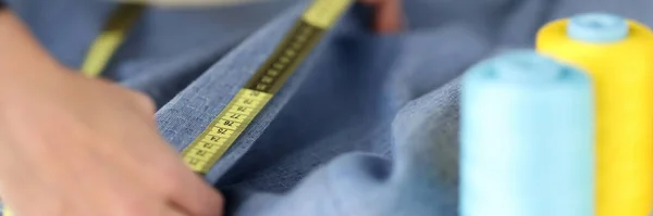 Colar de medição de tensão de costura de vestido com fita de centímetro na oficina de costura — Fotografia de Stock