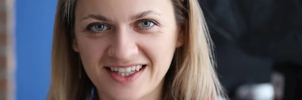 Retrato de sorrindo jovem loira em casa — Fotografia de Stock