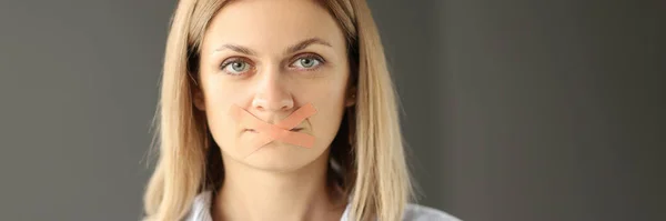 Retrato de mulher com fita adesiva boca — Fotografia de Stock