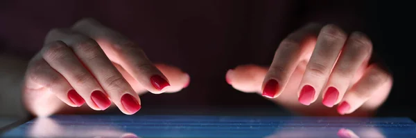 Palce kobiet na ekranie tabletki w nocy — Zdjęcie stockowe