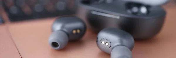 Wireless headphones next to the box closeup — Stock Photo, Image