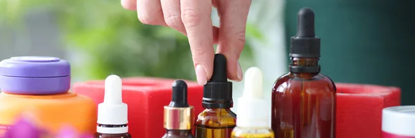 Há óleos aromáticos para massagem na mesa — Fotografia de Stock