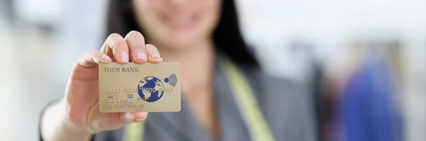 Karta plastikowa banku kredytowego w ręce kobiet — Zdjęcie stockowe
