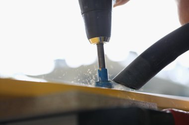Ustabaşının yakın planında sarı ahşap kalasla delme deliği var.