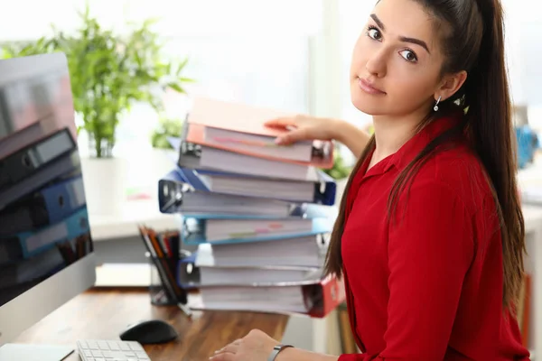 Porträt einer Geschäftsfrau, die mit Freude und Gelassenheit in die Kamera blickt — Stockfoto