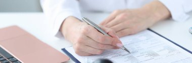 Klinikteki hastaların tıbbi geçmişini dolduran doktor.