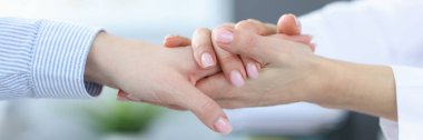 Doktor hastaları kliniğe götürüyor.