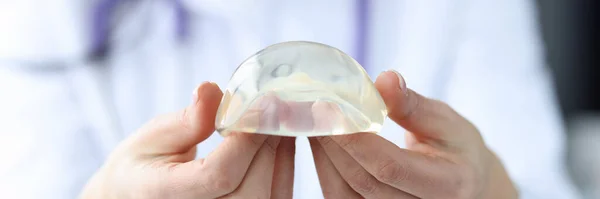 Cirurgião plástico segurando mama silicone implante closeup — Fotografia de Stock