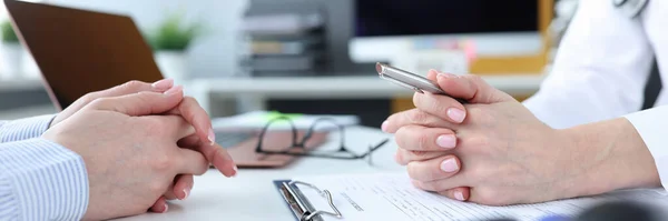 Manos de médico y paciente en consultorio médico — Foto de Stock