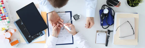 Läkare tar blodprov från patienter finger med lancet ovanifrån — Stockfoto