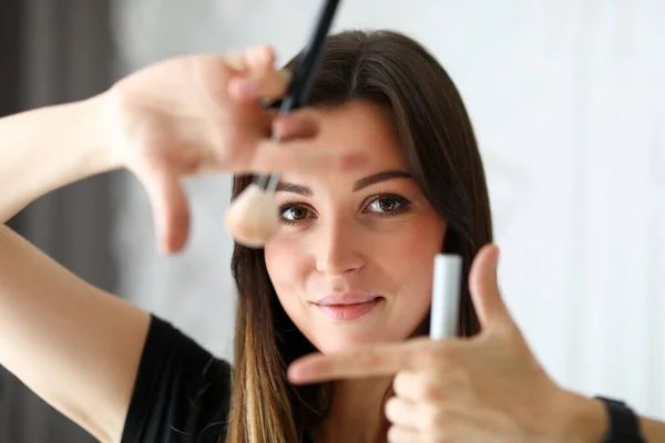 Mulher make-up artista oferece maquiagem para sessão de fotos — Fotografia de Stock