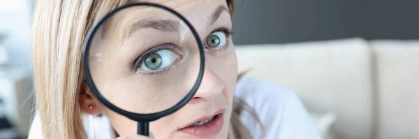 Woman doctor looking through magnifying glass closeup — Stock Photo, Image