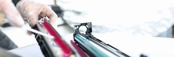 Assistent macht Tintenersatz in Druckerpatrone — Stockfoto