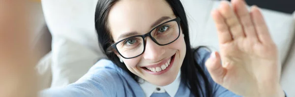 Mujer morena sonriente con gafas mirando a la cámara — Foto de Stock