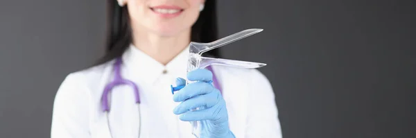 Ginecologista segurando instrumento espelho em suas mãos closeup — Fotografia de Stock