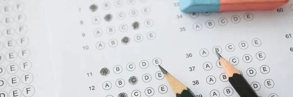 En la mesa está la prueba con opciones para lápices de respuesta y lavado — Foto de Stock