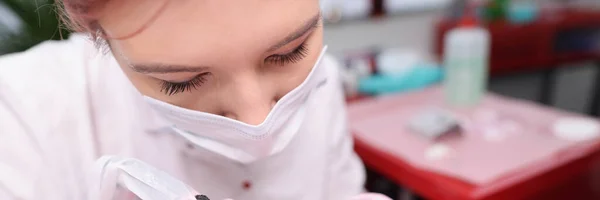 Uzman kozmetik uzmanı güzellik salonunda kalıcı göz kapağı dövmesi yapıyor. — Stok fotoğraf