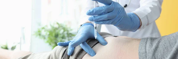 Verpleegster die intramusculaire injectie van geneesmiddelen aan patiënten billen toedient — Stockfoto