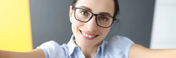 Portrait of young smiling woman taking selfie — Stock Photo, Image