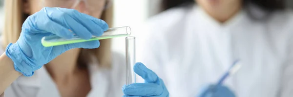 Cientistas em laboratório estão realizando experimentos químicos — Fotografia de Stock