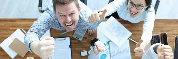 Empresários e mulher de negócios na mesa de trabalho estão olhando para cima feliz — Fotografia de Stock