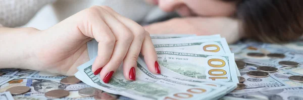 Επιχειρηματίας κρατώντας δολάρια στο χέρι της και κοιμάται με χρήματα — Φωτογραφία Αρχείου