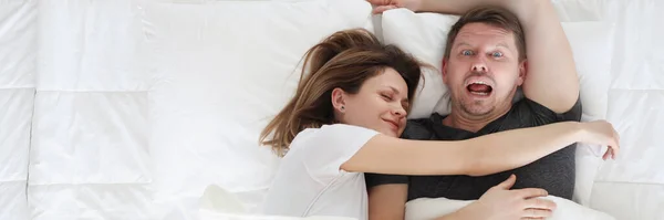 Woman sleeping on man in bed top view — стоковое фото