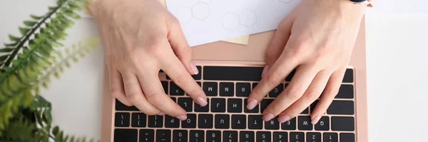 Kobiece ręce wpisujące na klawiaturze laptopa zbliżenie — Zdjęcie stockowe