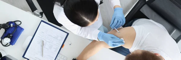 Nurse making injection into patients shoulder top view — Stockfoto