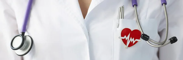Brooch in shape of heart hanging on uniform of doctor closeup — Stock Photo, Image