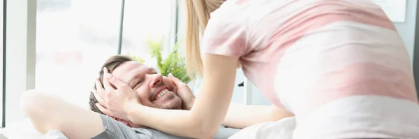 Woman visiting man in hospital and stroking his face — Fotografia de Stock